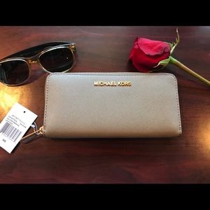 Michael Kors Jet Set Travel Leather Wallet